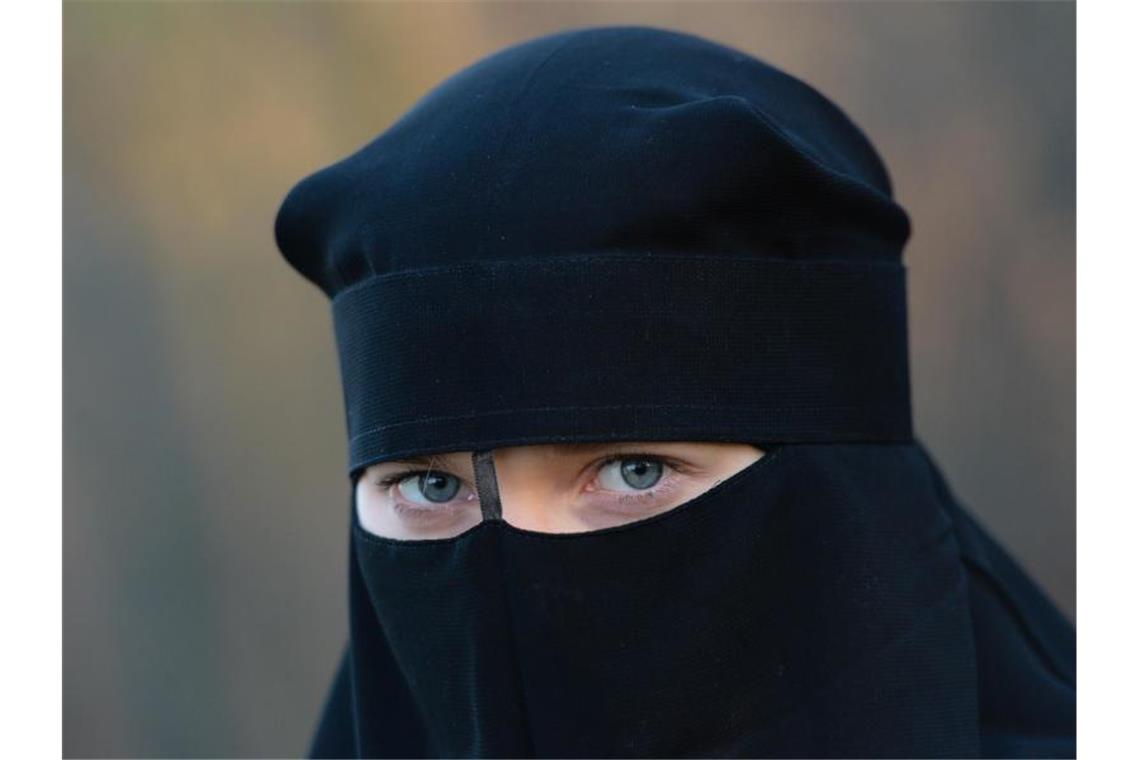 Eine Frau trägt einen Niqab, einen Gesichtsschleier (Illustration). Foto: Peter Endig/dpa-Zentralbild/dpa