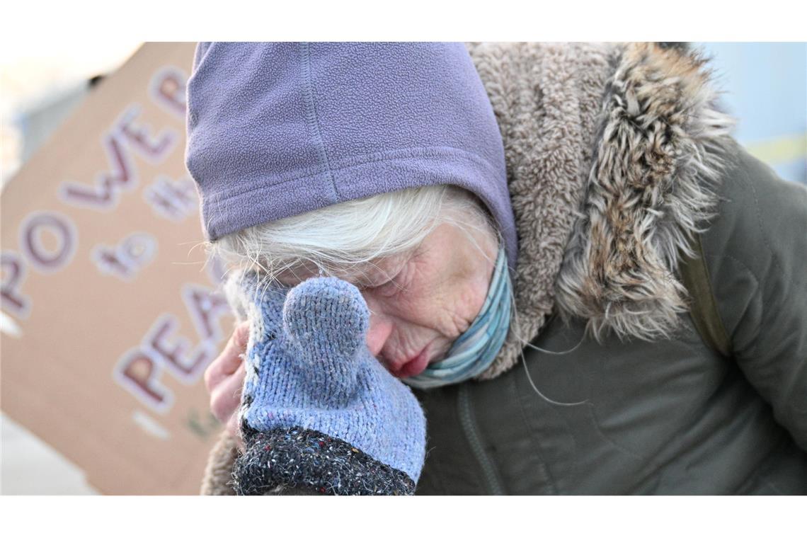 Eine Frau trauert um die nach Schüssen von ICE-Beamten Verstorbene.