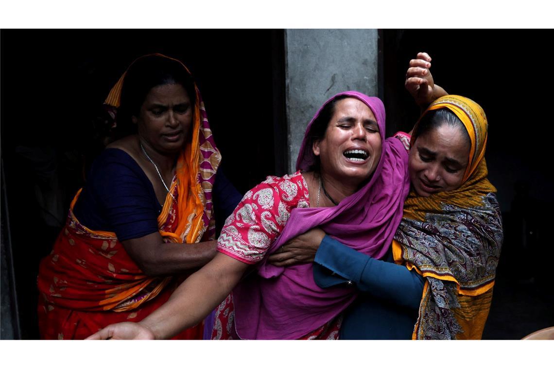 Eine Frau trauert um ihren Sohn, der bei den gewaltsamen Zusammenstößen zwischen Anhängern der gestürzten Ministerpräsidentin Sheikh Hasina und Sicherheitskräften in Gopalganj in Bangladesch ums Leben kam.