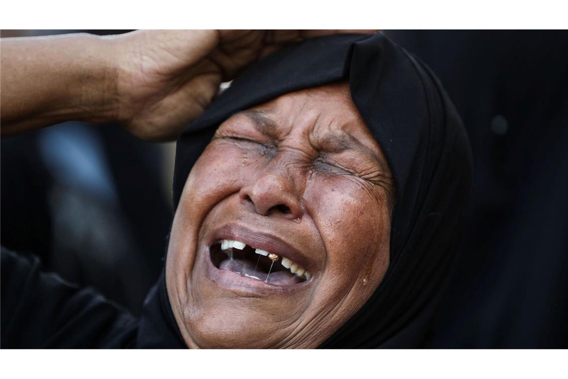 Eine Frau trauert während einer Beerdigung von Palästinensern.