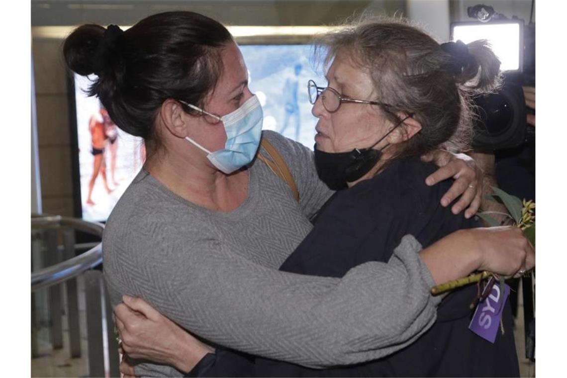 Australien öffnet Grenzen für Staatsbürger Eine Frau umarmt einem geliebten Menschen, nachdem sie mit einem Flug aus Los Angeles auf dem Flughafen von Sydney angekommen ist. Australien hat erstmals seit 20 Monaten wieder seine internationalen Grenzen für Staatsbürger und Menschen mit Wohnsitz in Down Under geöffnet. Foto: Rick Rycroft/AP/dpa