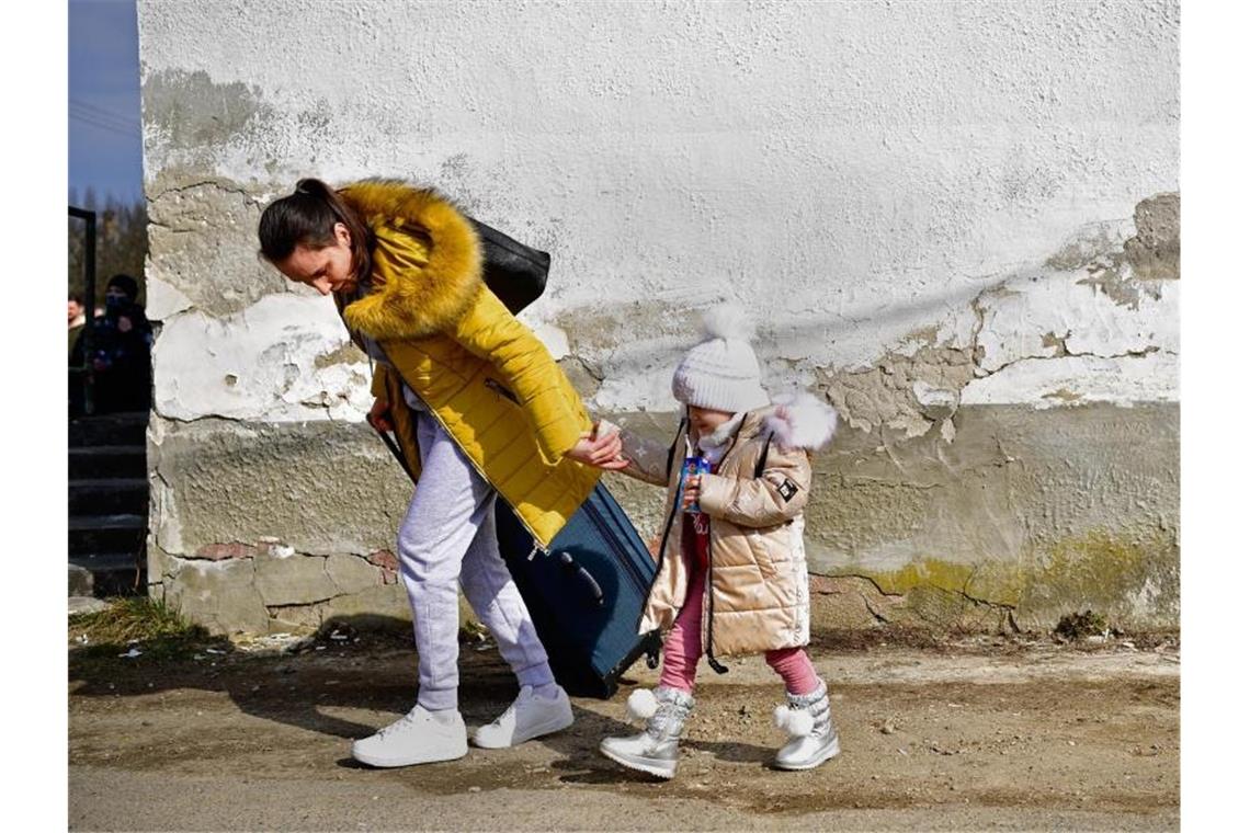 Flüchtlingsunterkünfte schaffen 2500 zusätzliche Plätze Eine Frau und ein kleines Kind kommen zu einer Unterkunft für Flüchtende. Foto: Marton Monus/dpa/Archivbild