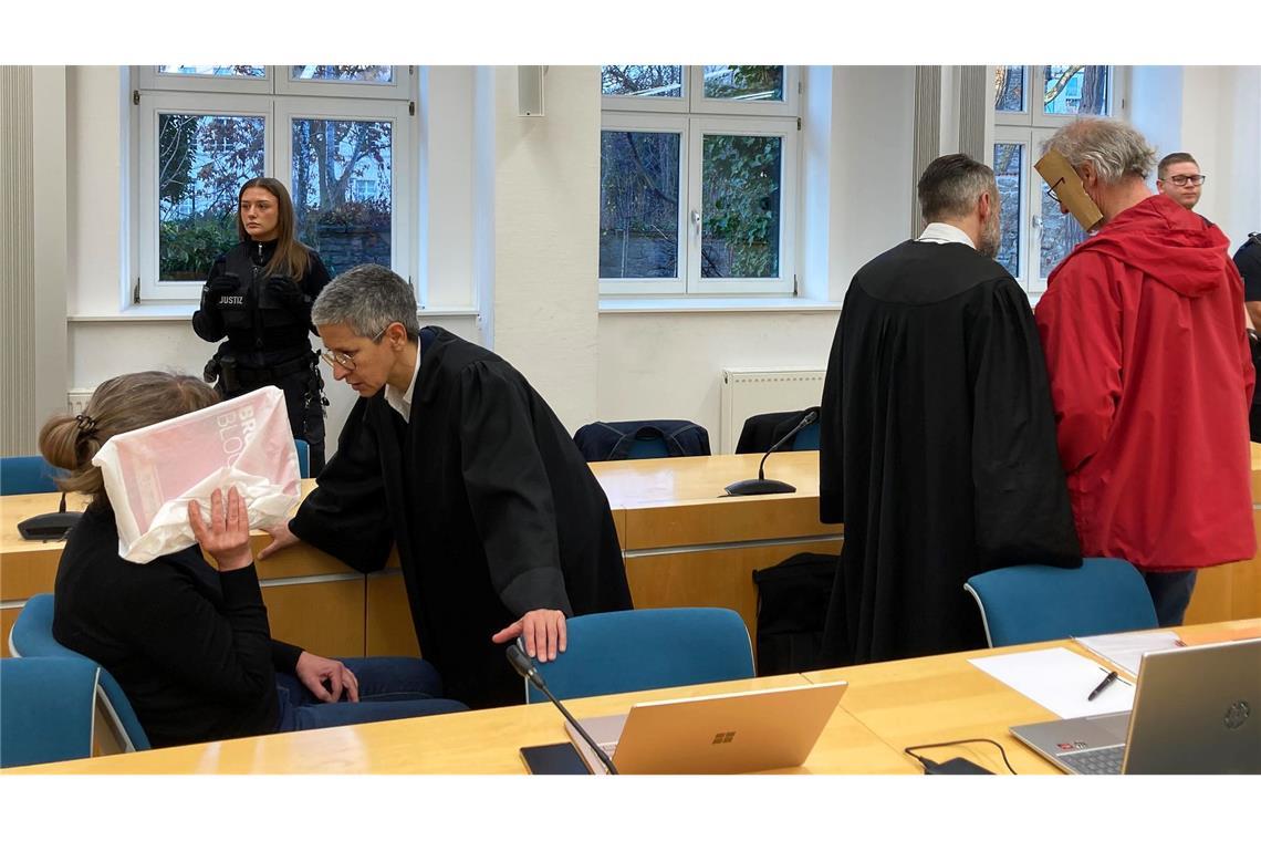 Eine Frau und ein Mann sind am Landgericht Erfurt angeklagt, weil sie eine junge Frau nackt in eine Holzkiste gesperrt haben sollen.