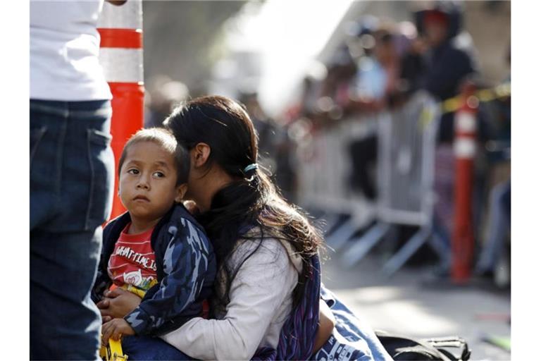 Eine Frau und ihr Sohn in der Grenzstadt Tijuana. Foto: Gregory Bull/AP