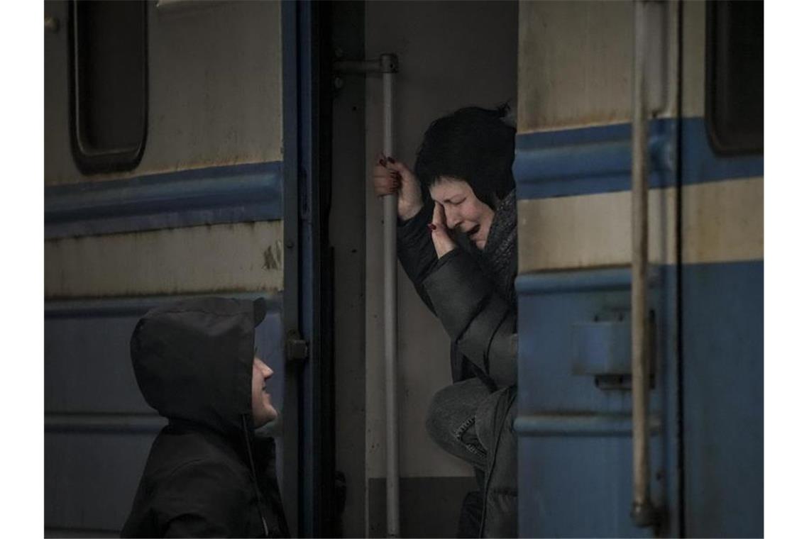 Krieg gegen die Ukraine: So ist die Lage Eine Frau verabschiedet sich am Bahnhof in Kiew. Foto: Vadim Ghirda/AP/dpa