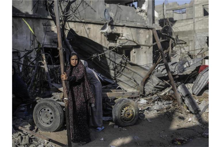 Eine Frau vor Trümmern in der Stadt Beit Chanun im Norden des Gazastreifens. Der Konflikt zwischen Israelis und Palästinensern kann nach Ansicht von US-Präsident Joe Biden langfristig nur durch eine Zweistaatenlösung befriedet werden. Foto: Mahmoud Issa/Quds Net News via ZUMA Wire/dpa