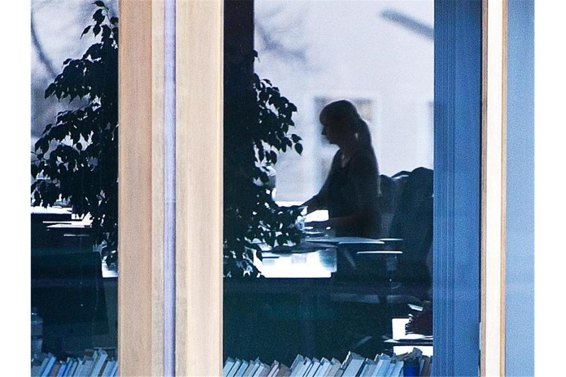 Eine Frau während ihrer Arbeit in einem Bürogebäude in Berlin. Foto: Daniel Naupold/dpa/Symbolbild