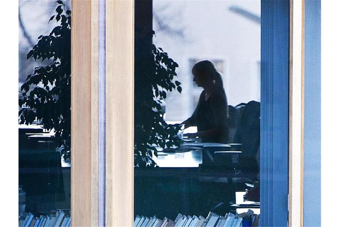 Einkommensnachteile von Frauen schwinden nur langsam Eine Frau während ihrer Arbeit in einem Bürogebäude in Berlin. Foto: Daniel Naupold/dpa/Symbolbild