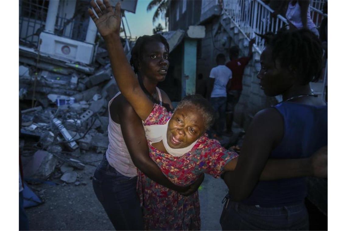 Eine Frau weint um ihre bei dem Erdbeben ums Leben gekommene Tochter. Foto: Joseph Odelyn/AP/dpa