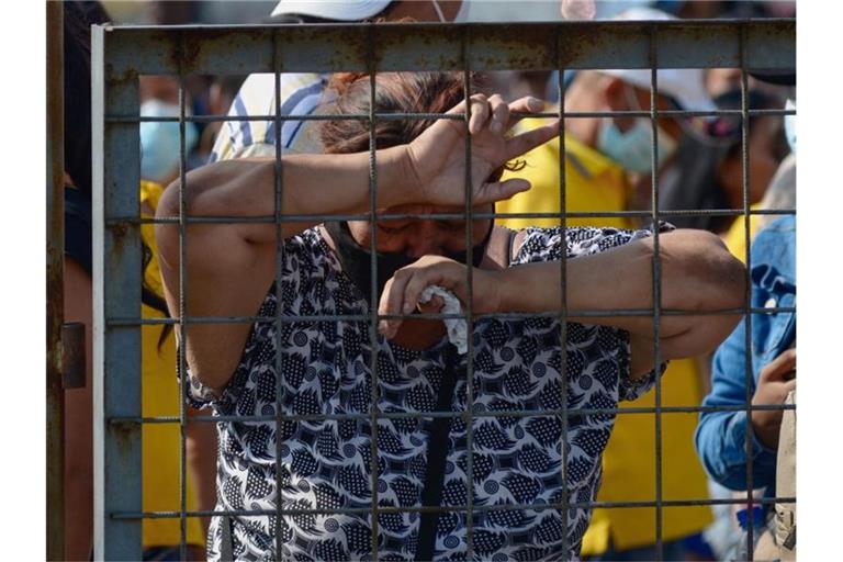 Eine Frau weint vor der Haftanstalt, in der es zu gewalttätigen Auseinandersetzungen zwischen verfeindeten Banden gekommen ist. Die Zahl der Todesopfer ist auf über 100 gestiegen. Foto: Marcos Pin/dpa