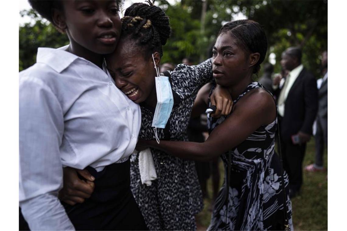 Eine Frau weint während der Beerdigung eines Angehörigen in Les Cayes, der bei dem Erdbeben ums Leben kam. Foto: David de la Paz/Xinhua/dpa