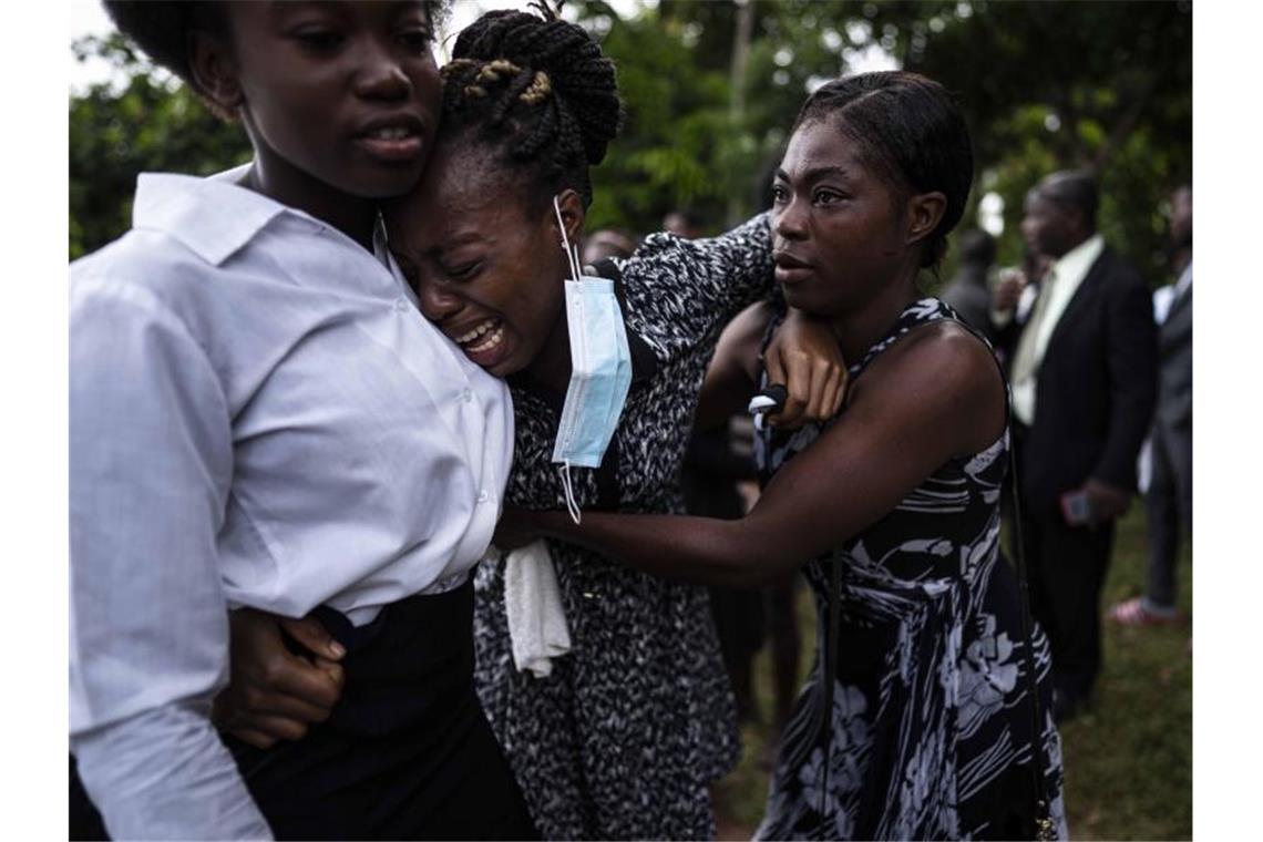 Haiti-Erdbeben: Zahl der Todesopfer steigt auf über 2200 Eine Frau weint während der Beerdigung eines Angehörigen in Les Cayes, der bei dem Erdbeben ums Leben kam. Foto: David de la Paz/Xinhua/dpa