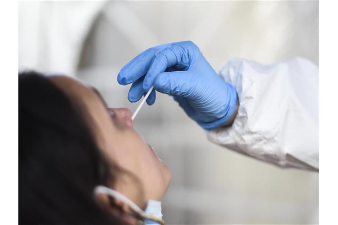 Eine Frau wird auf das Coronavirus getestet. Foto: Kira Hofmann/dpa-Zentralbild/dpa/Symbolbild