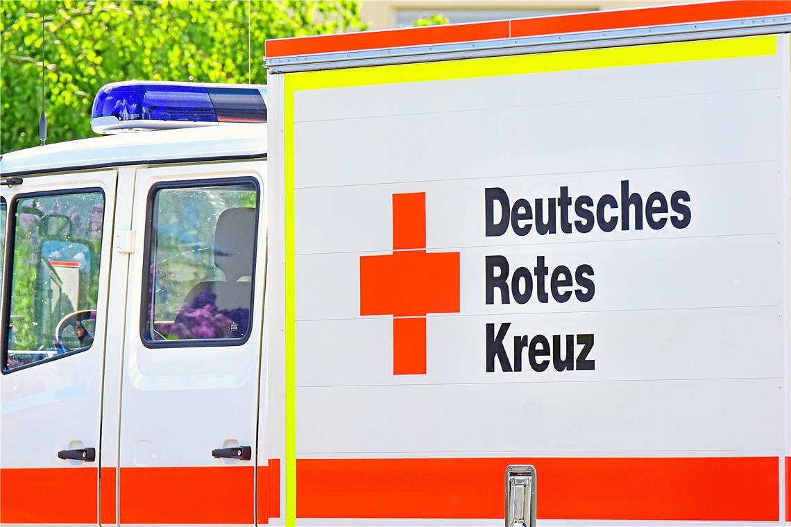Eine Frau wird bei dem Unfall leicht verletzt. 