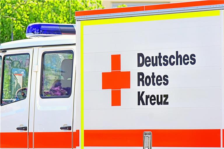 Eine Frau wird bei dem Unfall leicht verletzt. 