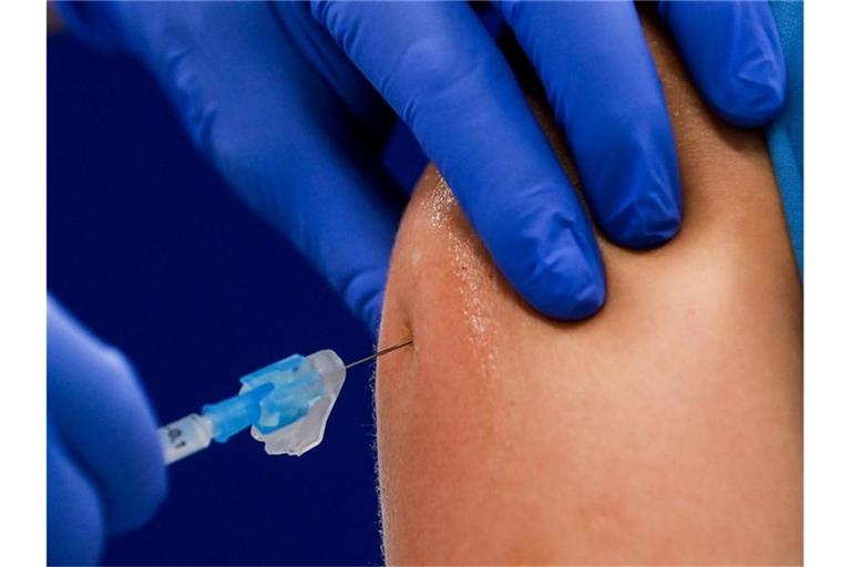 Eine Frau wird gegen das Coronavirus geimpft. Foto: Hendrik Schmidt/dpa-Zentralbild/dpa
