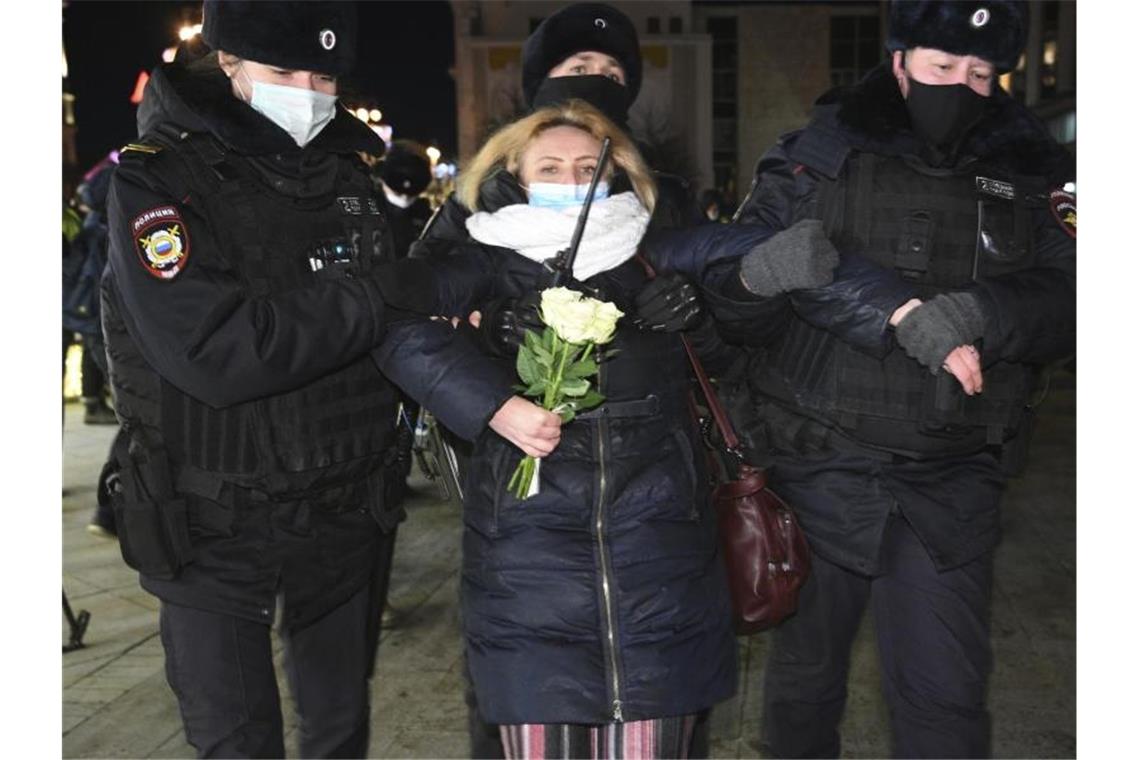 Russland: 1700 Festnahmen bei Anti-Kriegs-Demos Eine Frau wird in Moskau abgeführt. Foto: Dmitry Serebryakov/AP/dpa