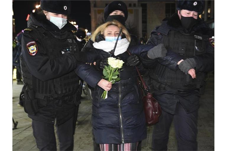 Eine Frau wird in Moskau abgeführt. Foto: Dmitry Serebryakov/AP/dpa