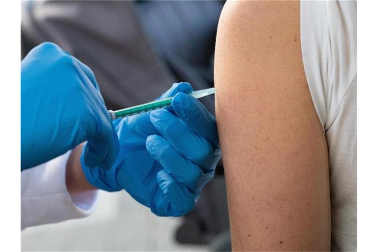 Eine Frau wird mit dem Impfstoff von Biontech/Pfizer gegen das Coronavirus geimpft. (Archivbild). Foto: Sebastian Gollnow/dpa