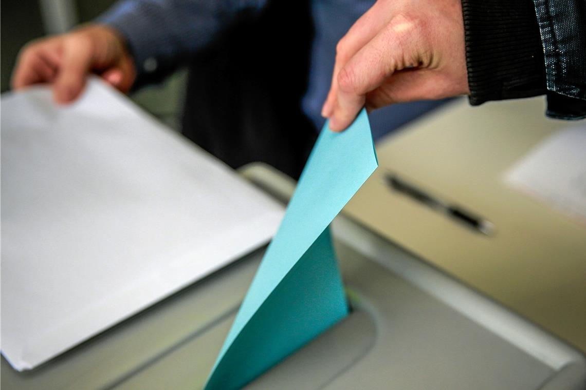 Eine Frau wirft ihren Wahlzettel in die Urne des Wahllokals Schickhardt-Realschule in Backnang. Archivfoto: A. Becher