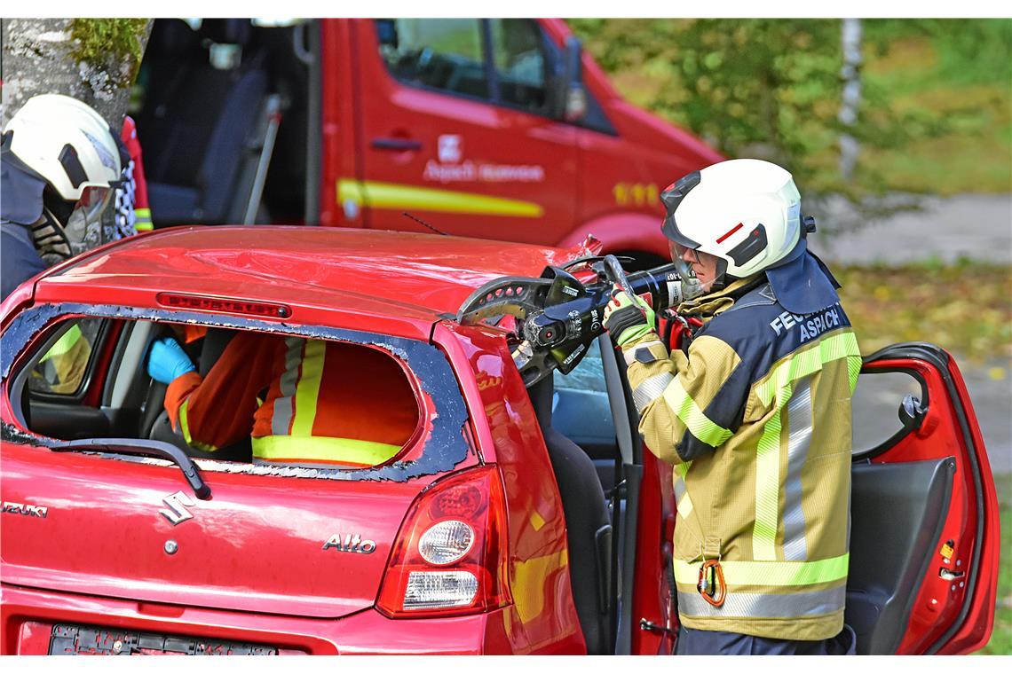 Eine Frau wurde in einem Auto eingeklemmt und muss von der Feuerwehr befreit wer...