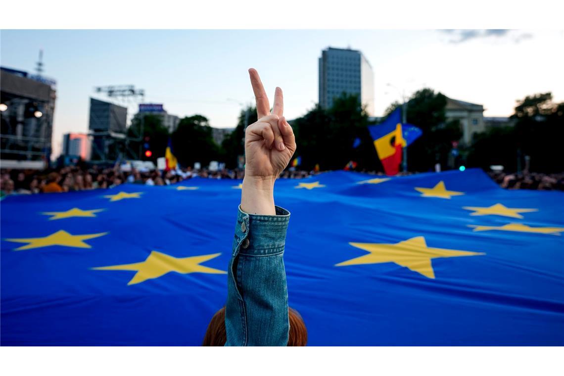 Bilder des Tages Eine Frau zeigt ein Siegeszeichen mit der Flagge der Europäischen Union im Hintergrund während einer Wahlkampfveranstaltung des rumänischen Präsidentschaftskandidaten Dan, eine Woche vor der zweiten Runde der Präsidentschaftswahlen.