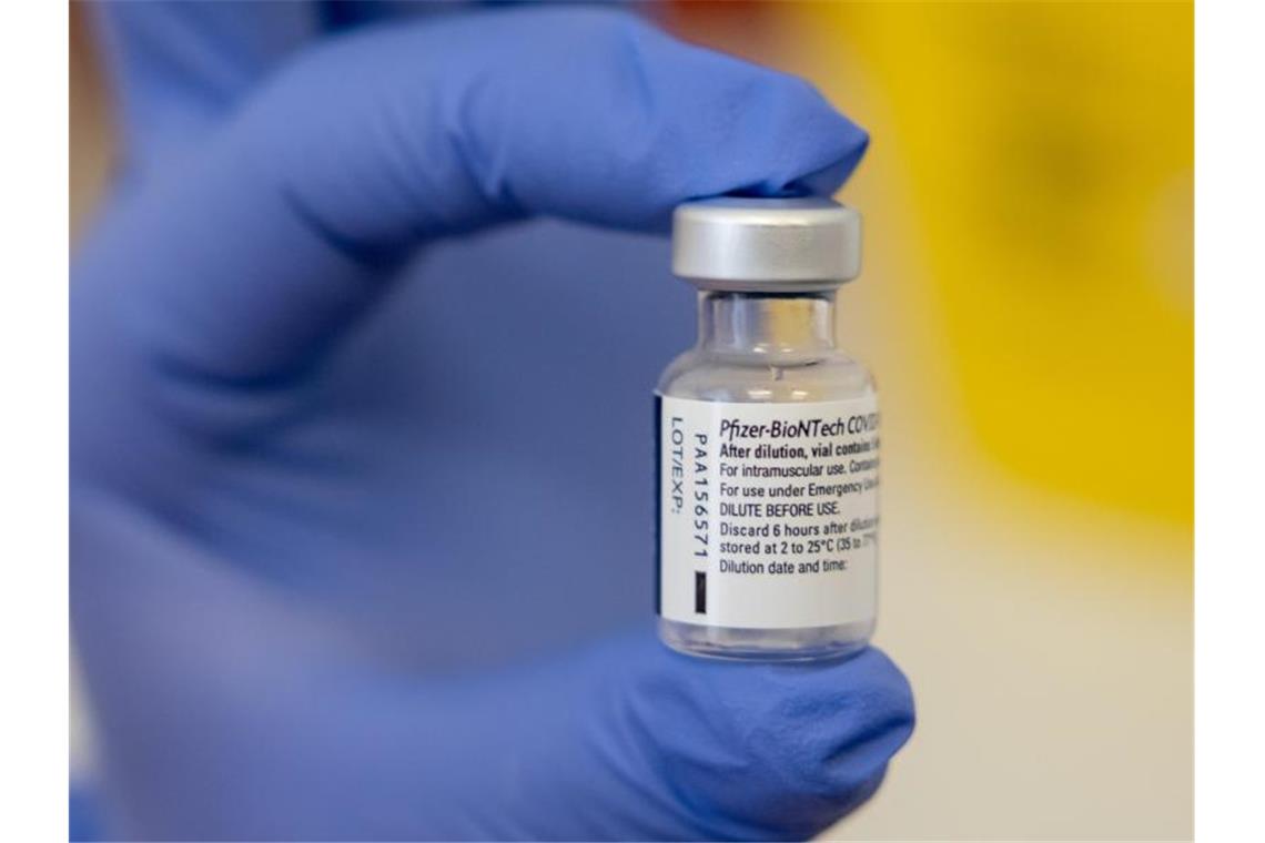 Gesundheitsministerium: für Impf-Lieferengpässe gewappnet Eine Frau zeigt eine Ampulle mit dem Impfstoff von Biontech / Pfizer. Foto: Michael Reichel/dpa-Zentralbild/dpa/Archivbild