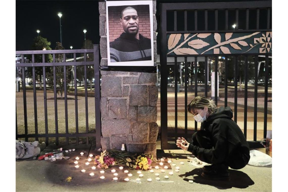 Floyd-Prozess: Richter lässt weiteren Anklagepunkt zu Eine Frau zündet bei einer Mahnwache für George Floyd in Atlanta eine Kerze an. Foto: John Arthur Brown/ZUMA Wire/dpa