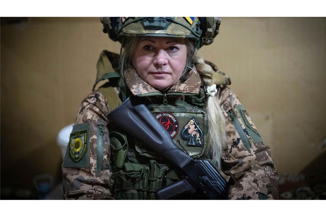 Bilder des Tages Eine Freiwillige der weiblichen mobilen Luftverteidigungsgruppe Bucha Witches, Rufname Akuma, 41, eine Lehrerin, bereitet sich auf einen russischen Drohnenangriff in der Region Butscha nahe der ukrainischen Hauptstadt Kiew vor.