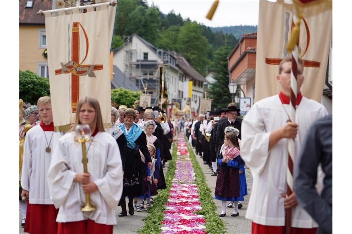 Katholiken feiern Fronleichnam: Kaum Prozessionen Eine Fronleichnams-Prozession, hier in Mühlenbach. Foto: Benedikt Spether/dpa/Archivbild