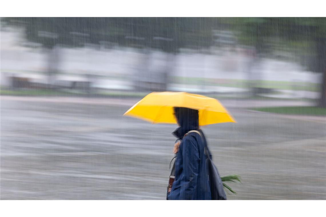 Eine Fußgängerin mit Regenschirm in Stuttgart. (Symbolfoto)