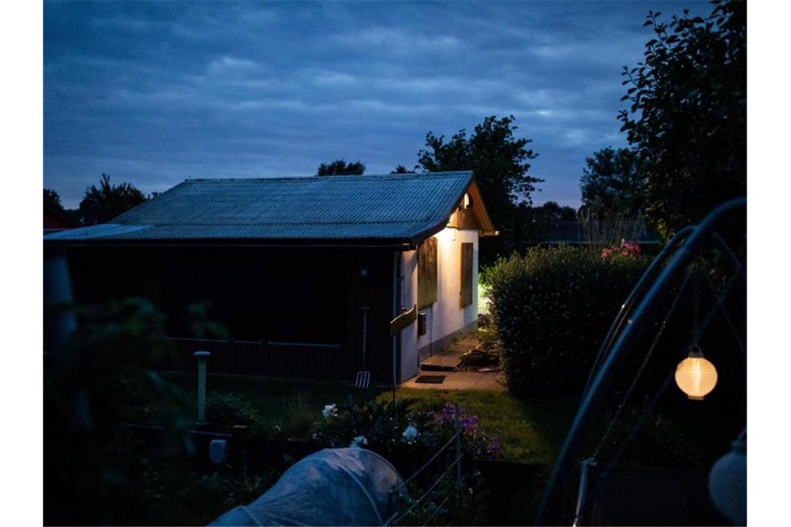 Eine Gartenlaube, einer der Tatorte des vermutlichen Haupttäters in einem Missbrauchsfall. Foto: Marcel Kusch/dpa