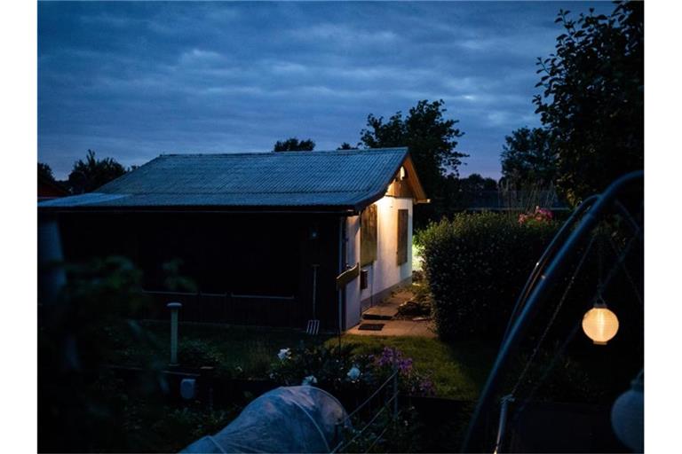 Eine Gartenlaube, einer der Tatorte des vermutlichen Haupttäters in einem Missbrauchsfall. Foto: Marcel Kusch/dpa