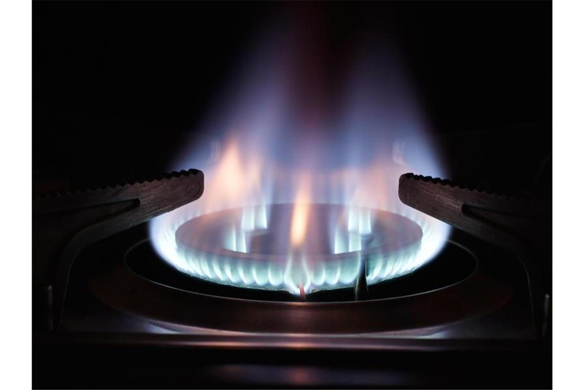 Wärmestrom runter, Gas rauf: EnBW ändert Preise Eine Gasflamme brennt auf einem Herd. Foto: Angelika Warmuth/dpa/Symbolbild