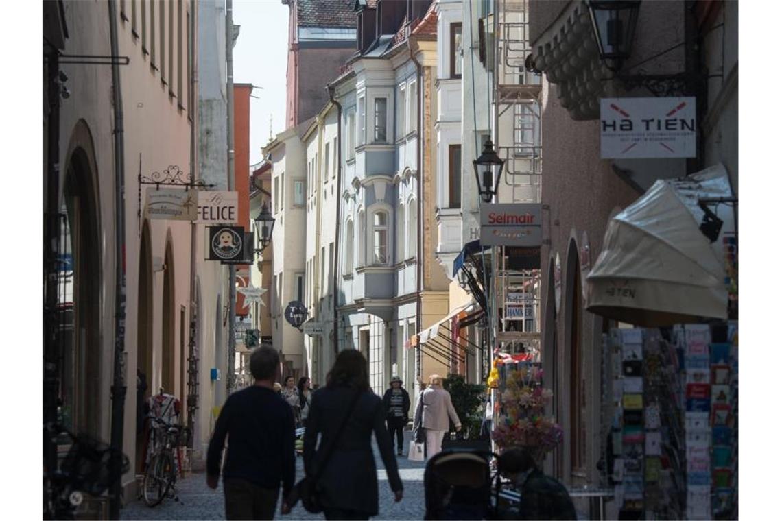 Eine Gasse in der Altstadt von Regensburg. 2020 lebte dort in 57,3 Prozent der Haushalte nur eine Person. Foto: Armin Weigel/dpa