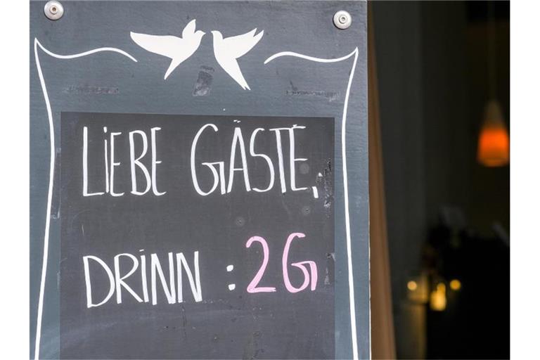 Eine Gaststätte in Prenzlauer Berg in Berlin informiert seine Gäste über die 2G-Regel. Foto: Jens Kalaene/dpa-Zentralbild/dpa