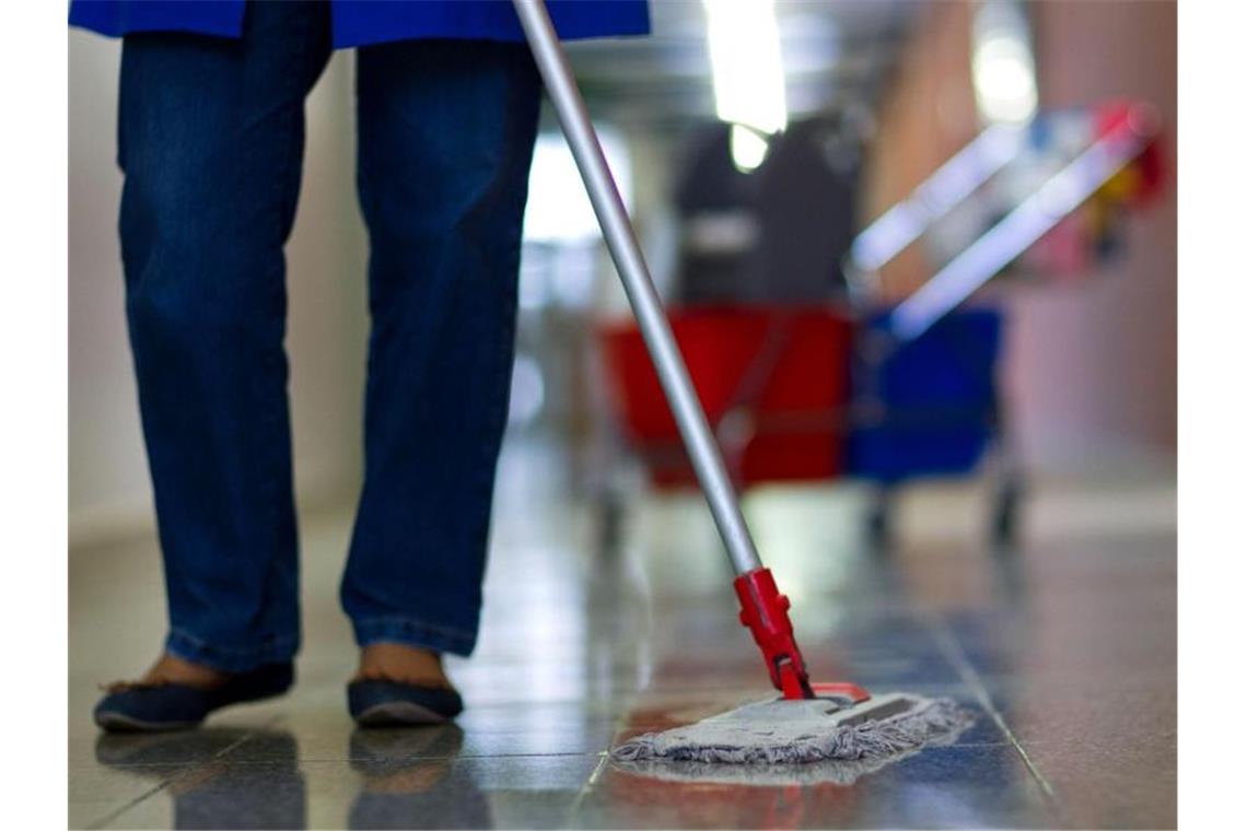 Eine Gebäudereinigerin wischt einen Flur. Ein Fünftel aller Kernbeschäftigten in Deutschland arbeitet in Teilzeit, einem Minijob oder ist befristet angestellt. Foto: Jens Büttner