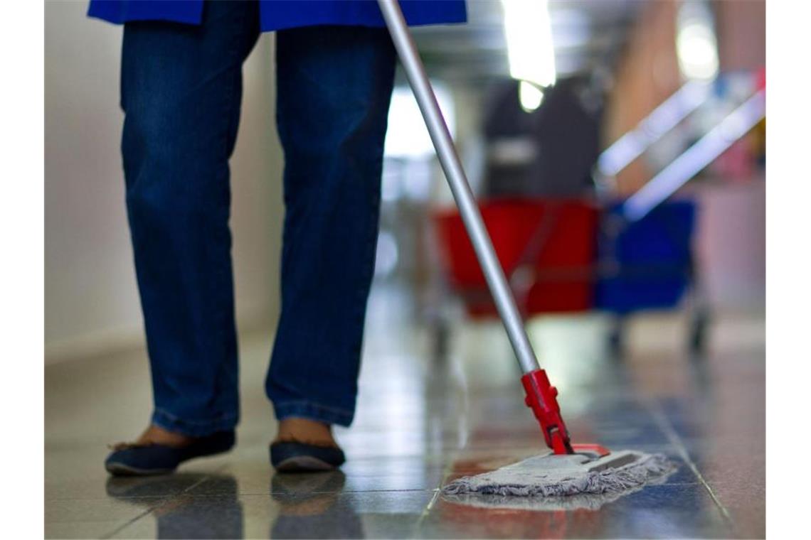 Millionen Beschäftigte überqualifiziert Eine Gebäudereinigerin wischt einen Flur. Rund jeder achte sozialversicherungspflichtig Beschäftigte in Deutschland hat einen Job unterhalb seines eigentlichen Ausbildungsniveaus. Foto: Jens Büttner/dpa-Zentralbild/dpa