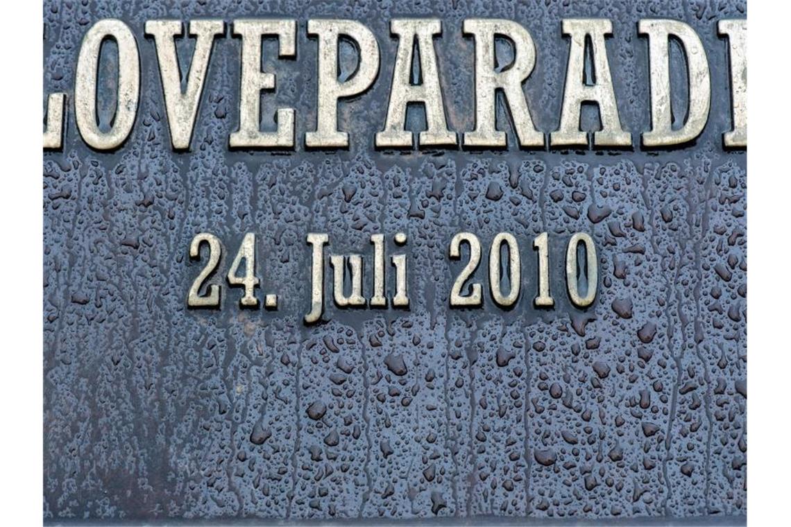 Eine Gedenkplatte für das Loveparade-Unglück. Foto: picture alliance / Federico Gambarini/dpa