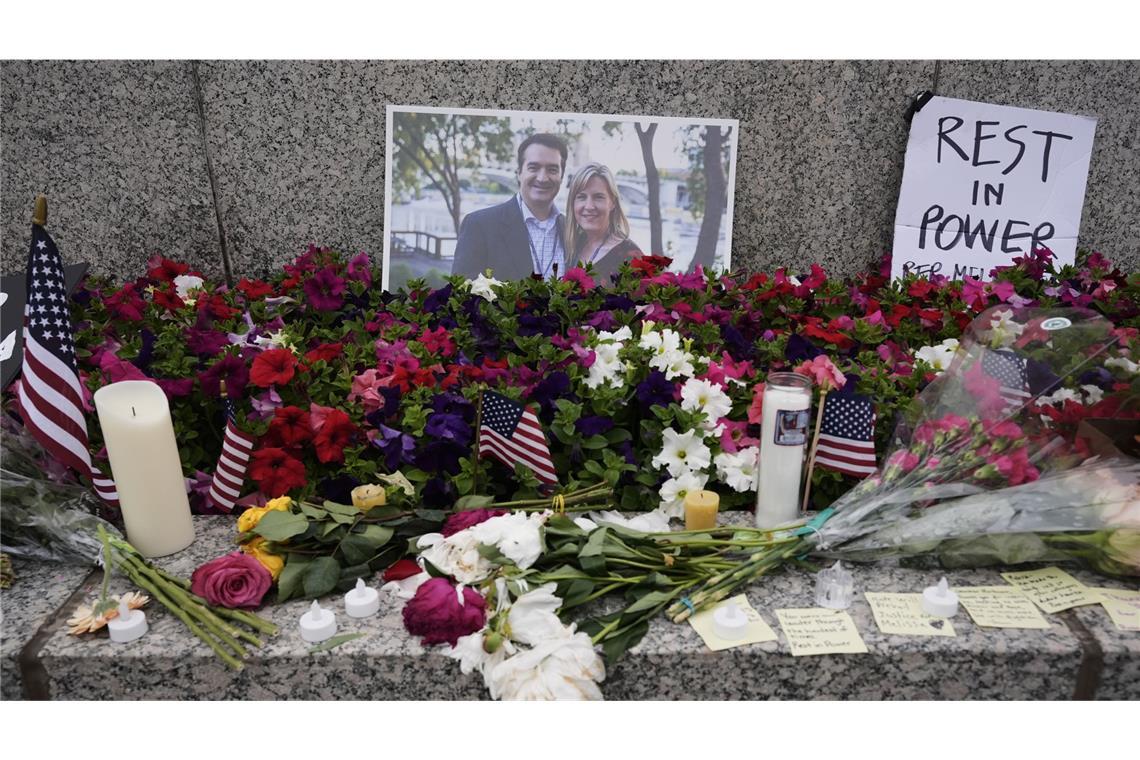 Festnahme nach tödlichen Schüssen in Minnesota bestätigt Eine Gedenkstätte für die Abgeordnete Melissa Hortman und ihren Ehemann Mark ist am Sonntag, den 15. Juni 2025, in St. Paul, Minnesota, zu sehen. Nach den tödlichen Schüssen hat die Polizei den mutmaßlichen Täter gefasst (Archivfoto).