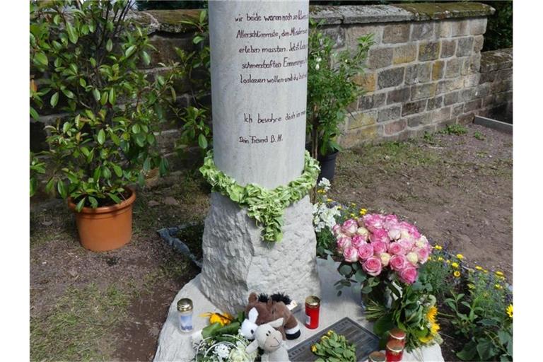 Eine Gedenkstele am Eingang des Friedhofs der katholischen Kirchengemeinde in Schwalbach erinnert an das ungeklärte Schicksal von Pascal. Foto: -/Rolf Hoessner/dpa