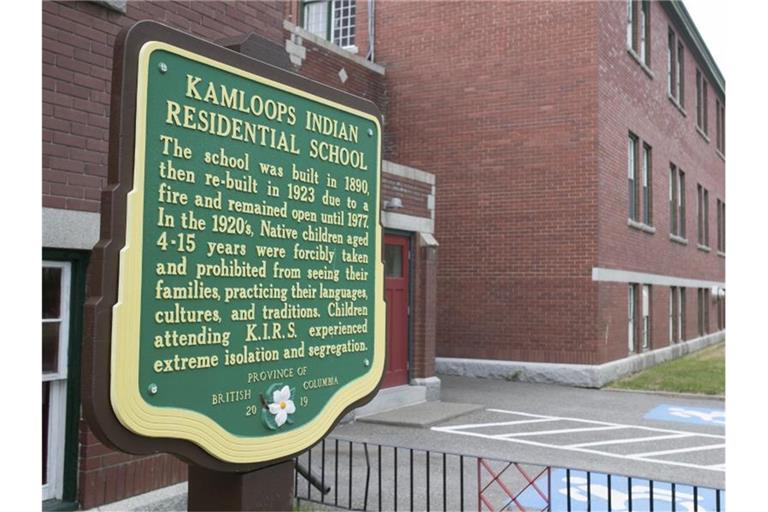 Eine Gedenktafel außerhalb der ehemaligen Kamloops Indian Residential School. Foto: Andrew Snucins/The Canadian Press/dpa