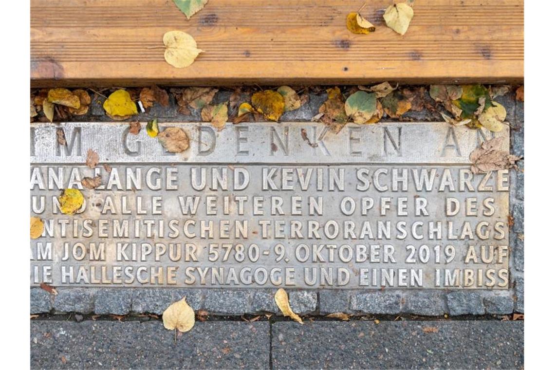 Eine Gedenktafel erinnert an die Opfer des rechten Attentats von 2019: eine 40 Jahre alte Frau und einen 20-jährigen Mann. Foto: Hendrik Schmidt/dpa-Zentralbild/dpa