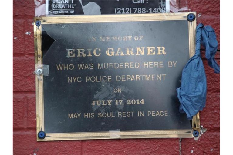 Eine Gedenktafel hängt neben einem Geschäft an der Bay Street am Tompkinsville Park im New Yorker Viertel Staten Island, vor dem Eric Garner starb. Foto: Christina Horsten