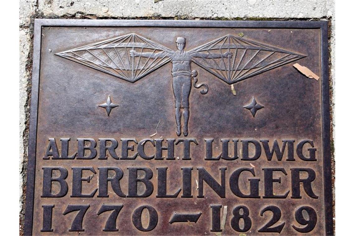 Eine Gedenktafel ist in dem Vorsprung der Adlerbastei eingelassen. Foto: Felix Kästle/dpa/Archivbild