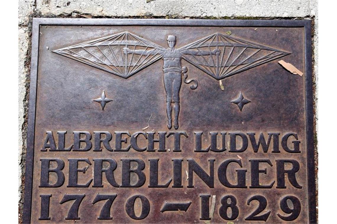 Der „Schneider von Ulm“: 250. Geburtstag wird gefeiert Eine Gedenktafel ist in dem Vorsprung der Adlerbastei eingelassen. Foto: Felix Kästle/dpa/Archivbild