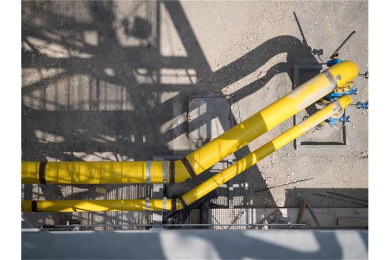 Eine gelbe Leitung für Erdgas führt über das Gelände des Gaskraftwerkes Gaisburg in Baden-Württemberg. Foto: Sebastian Gollnow/dpa