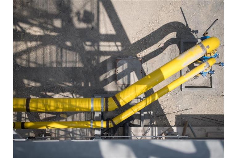 Eine gelbe Leitung für Erdgas führt über das Gelände eines Gaskraftwerkes. Eine Studie hat ergeben, dass 83 Prozent des Energieverbrauches weltweit immer noch durch fossile Quellen gedeckt wird. Foto: Sebastian Gollnow/dpa