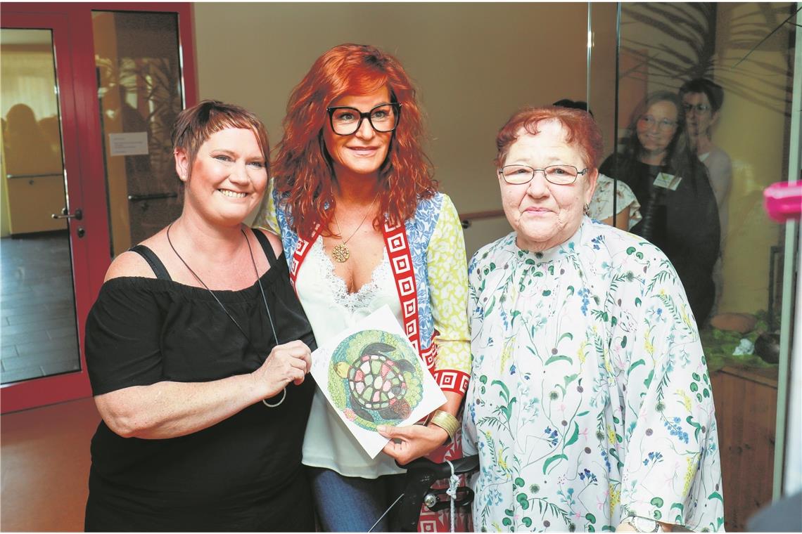 Andrea Berg bringt Konzerttickets vorbei Eine gemalte Schildkröte für Andrea Berg: Karin (rechts) freute sich über den Besuch der Sängerin im Hospiz. Mit dabei auch Karins Tochter Tanja, die sich das besondere Ereignis nicht entgehen ließ.