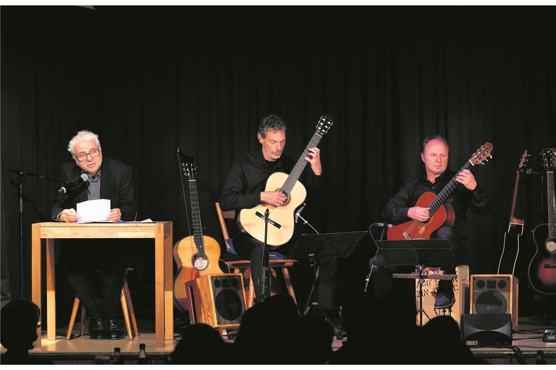 „Eine Geschichte der Welt in neun Gitarren“: Udo Wachtveitl (links) mit seinen musikalischen Begleitern in der Gruschtelkammer. Foto: J. Fiedler
